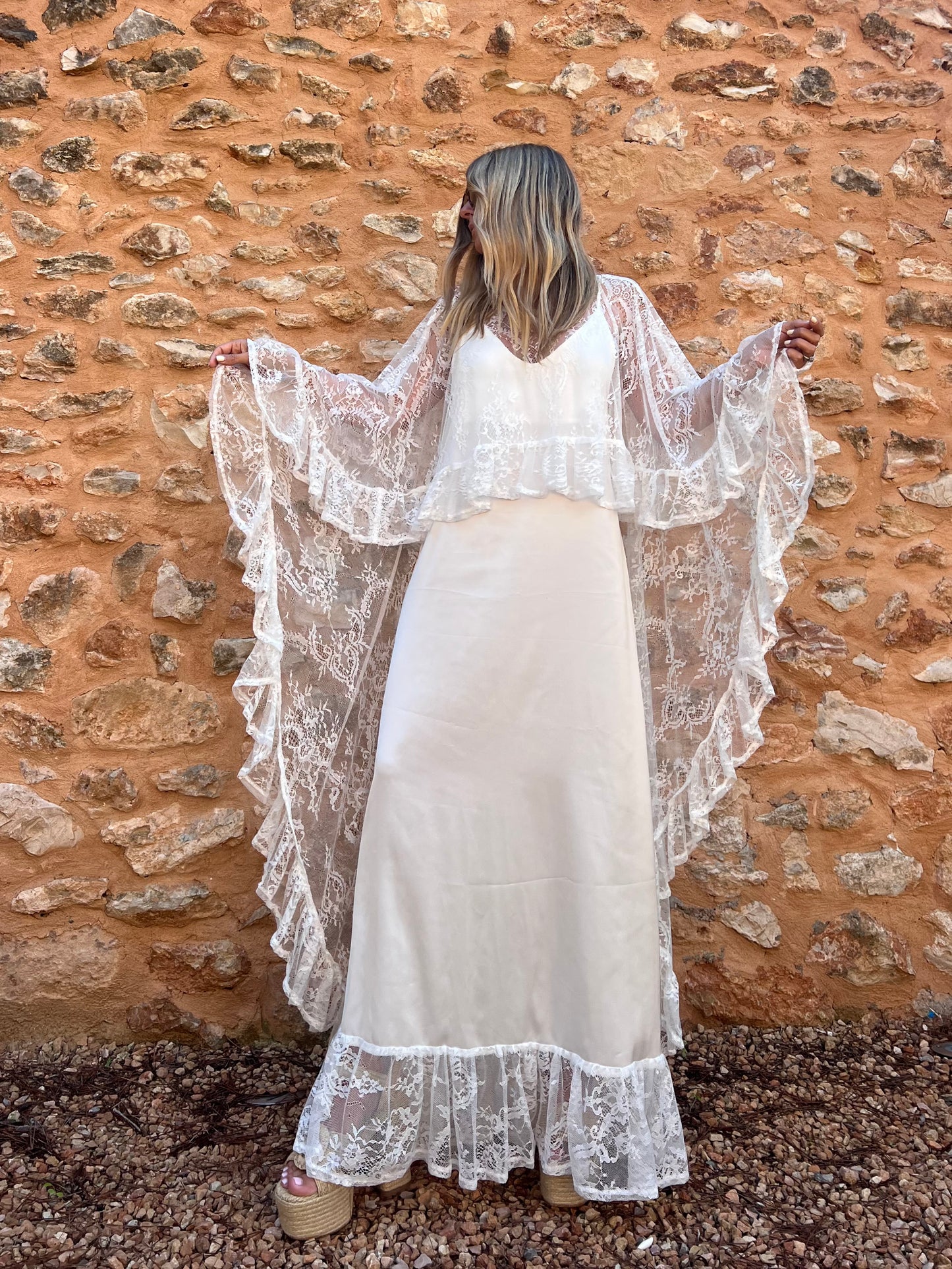 THE SUKI MAXI CAPE/ onesize/white}